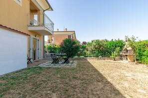 Outdoor dining - Nice apartment for 4 people with WIFI, TV and patio, close to Porto Recanati (Loreto)