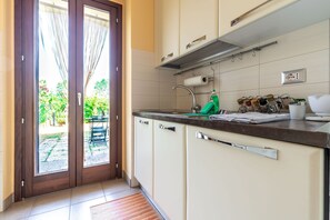 Een koelkast, een oven, een kookplaat, een koffiezetapparaat/waterkoker
