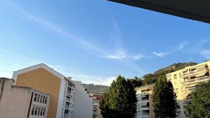 A view of a multi-story building with balconies, surrounded by trees and under a clear sky. - Beau Studio Nice - Riquier (Nice)