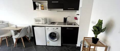 Een koelkast, een microgolfoven, een kookplaat, een waterkoker