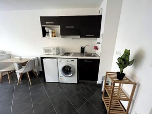 Réfrigérateur, micro-ondes, plaque de cuisson, bouilloire électrique