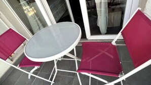 A small outdoor seating area with a glass table and two chairs. - Beau Studio Nice - Riquier (Nice)