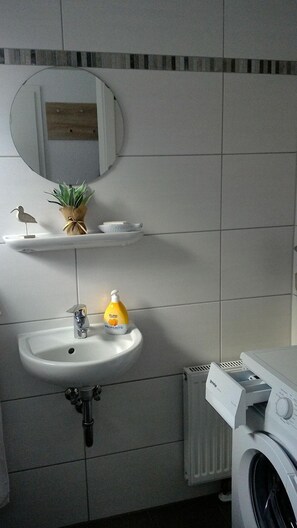 Shower, hair dryer - Ferienhaus Harleglück In't Seeburger Winkel 17b (Wittmund)