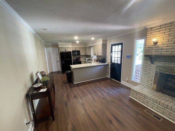 Private kitchen - Cheerful 3 Bedroom House in a Quiet Neighborhood (Albany)