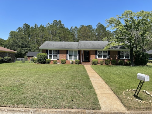 Cheerful 3 Bedroom House in a Quiet Neighborhood