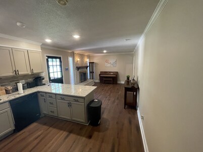 Cheerful 3 Bedroom House in a Quiet Neighborhood