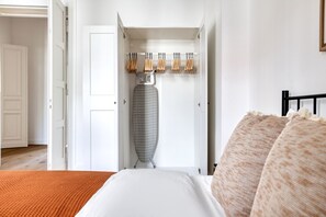 2 habitaciones, tabla de planchar con plancha, wifi y ropa de cama 