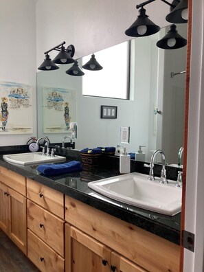 Suihkun ja ammeen yhdistelmä, hiustenkuivaaja, pyyhkeet, saippua