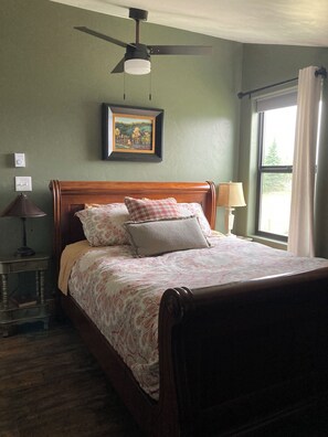 3 bedrooms, iron/ironing board, travel crib, free WiFi - Home Away from Home (Columbia Falls)