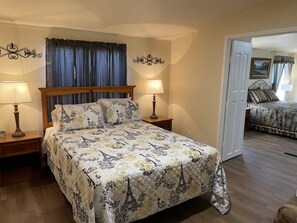 5 bedrooms, desk, iron/ironing board, travel cot - Spacious and Pet friendly with perfect climate control using central Ac/Heat.... (Aztec)