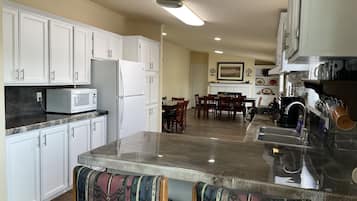 冰箱、微波炉、烤箱、炉灶