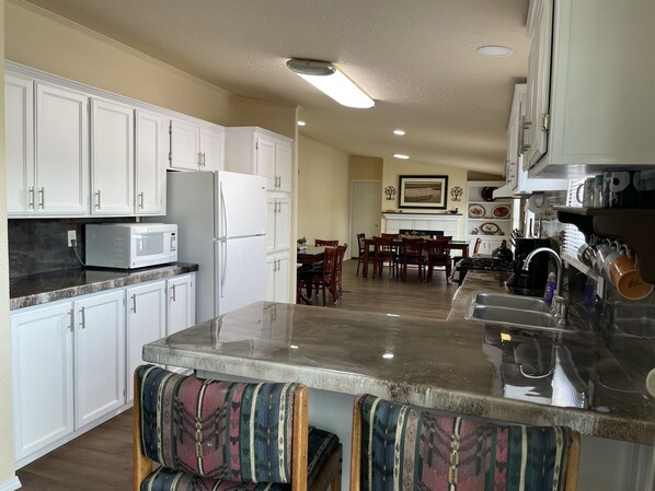 Frigorífico, microondas, horno y placa de cocina