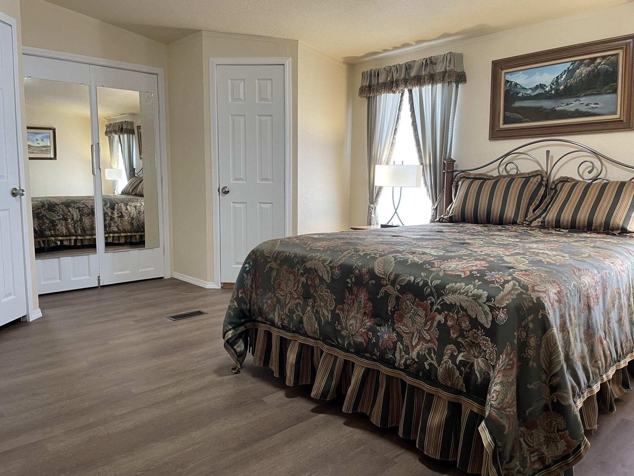 5 bedrooms, desk, iron/ironing board, travel cot