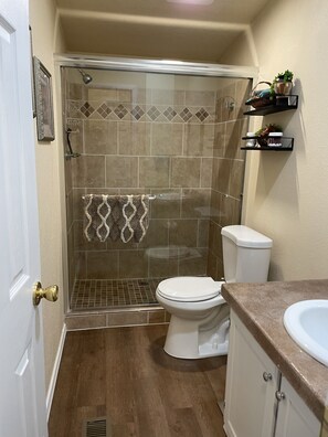 Bathtub, hair dryer, towels, soap - Spacious and Pet friendly with perfect climate control using central Ac/Heat.... (Aztec)