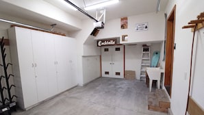 Una habitación con kitchenette, un cartel que dice 'Cócteles' y un letrero de snowboard.