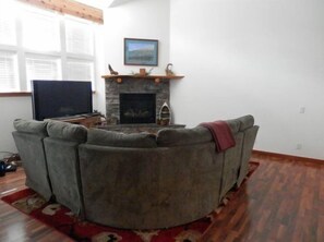 Tv, eldstad, dvd-spelare och en stereo