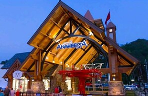 Ein Holzgebäude mit einem großen Schild, auf dem "Anakeesta" steht.