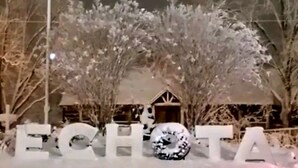 Große, mit Schnee bedeckte Buchstaben, die „ECHO“ schreiben, mit einer Schneekugel in der Mitte.