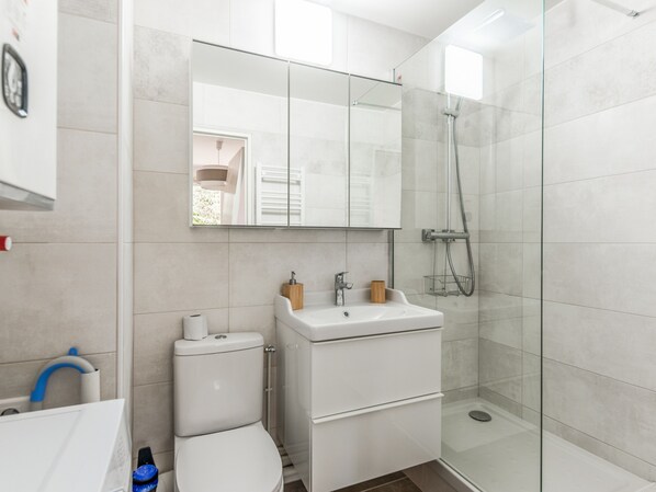 Douche, sèche-cheveux, serviettes fournies, savon