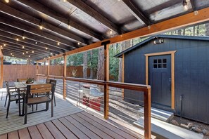 Outdoor dining - Cool Retro White Mountain Cabin (Lakeside)