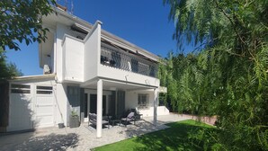 A modern two-story house with a covered patio area, stone flooring, and a well-maintained lawn. - MAGNIFICENT T2 58m2 air-conditioned PORT FREJUS 4/5 P in residential area, terrace, quiet and close to everything (Fréjus)