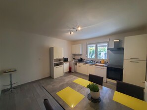 Een koelkast, een magnetron, een oven, een vaatwasser