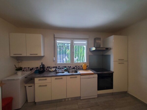 Kühlschrank, Mikrowelle, Ofen, Geschirrspüler