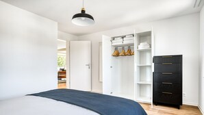 Une chambre à coucher avec un lit, une armoire et un placard.
