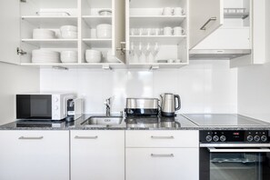 Réfrigérateur, micro-ondes, four, plaque de cuisson