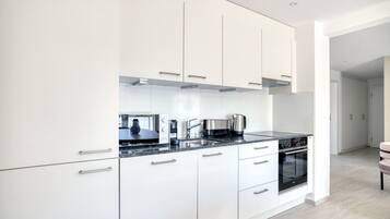 Kühlschrank, Mikrowelle, Ofen, Herdplatte