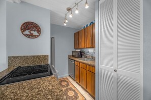 Réfrigérateur, four à micro-ondes, un four, surface de cuisson