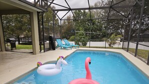 Ein Schwimmbecken mit aufblasbaren Einhorn- und Flamingopflänzchen.