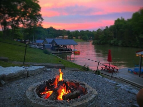 Paradise Cove on the Lake with Dock and Firepit - 7 miles to the Ark!