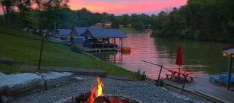 Paradise Cove on the Lake with Dock and Firepit - 7 miles to the Ark!