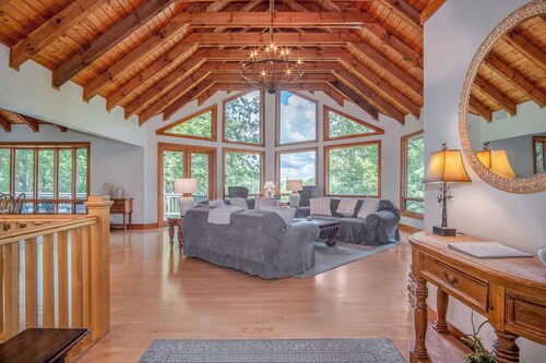 Dupont Mountain Lodge in Cedar Mountain | Trails & Streams