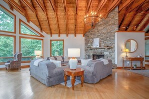 Een televisie en een open haard