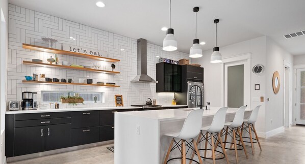 Geladeira, micro-ondas, fogão, cooktop