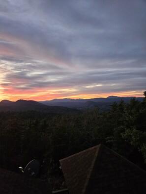 Une vue sur un paysage montagneux au coucher du soleil.