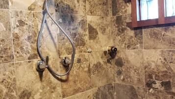 Ensemble douche/baignoire, sèche-cheveux, bidet, serviettes fournies