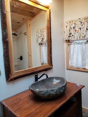 Duschwanne, Haartrockner, Bidet, Handtücher