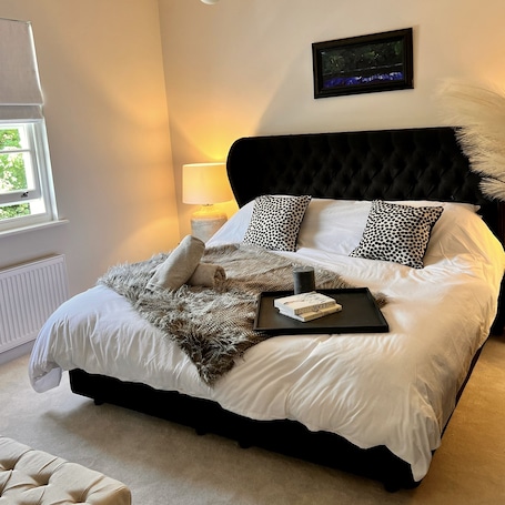 2 bedrooms, iron/ironing board, WiFi, bed sheets. Charming 2-Bed Apartment in Sandwich in kent