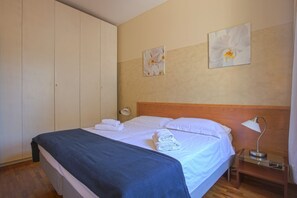 1 habitación, tabla de planchar con plancha, wifi y ropa de cama 