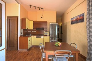 Kühlschrank, Mikrowelle, Herdplatte, Geschirrspüler