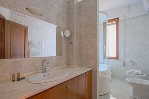 Combined shower/bathtub, hair dryer, bidet, towels