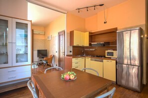 Réfrigérateur, four à micro-ondes, surface de cuisson, lave-vaisselle