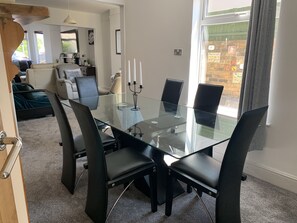 Dining - House - Sleeps up to 8 people & free parking (Lowestoft)