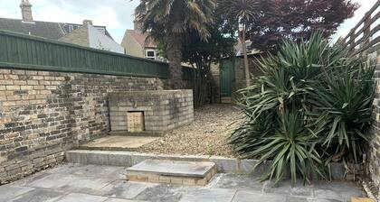 House - Sleeps up to 8 people & free parking