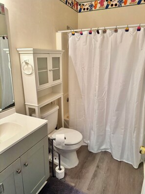Bañera, papel higiénico