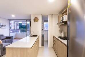 Réfrigérateur, micro-ondes, plaque de cuisson, cafetière/bouilloire