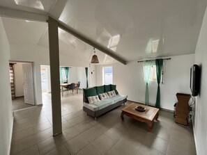 TV - Creole villa La Casita with pool and jacuzzi (Saint-Pierre)